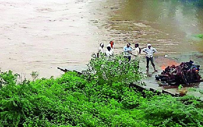 In the crematorium, the pain of the patient continued | स्मशानभूमीत पार्थिवांच्या वेदना कायम