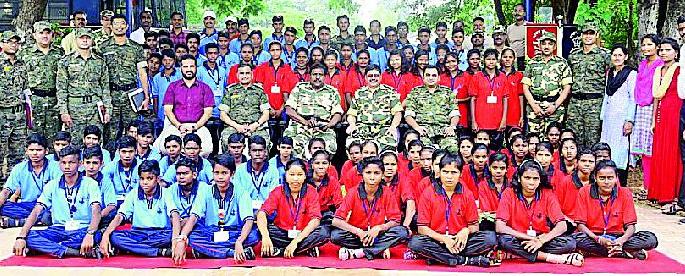 Tribal students in Maharashtra Darshan | आदिवासी विद्यार्थ्यांना महाराष्ट्र दर्शन