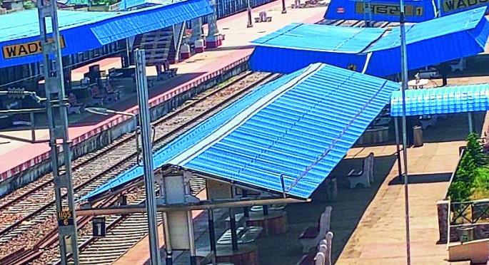 For the first time in its 112-year history, the railways took a long break | ११२ वर्षांच्या इतिहासात पहिल्यांदाच रेल्वे प्रवासी वाहतुकीला दीर्घ ब्रेक For the first time in its 112-year history, the railways took a long break | ११२ वर्षांच्या इतिहासात पहिल्यांदाच रेल्वे प्रवासी वाहतुकीला दीर्घ ब्रेक