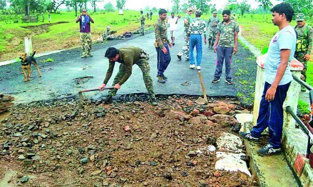 Rajaram police made the road repair | राजाराम पोलिसांनी केली रस्त्याची दुरूस्ती Rajaram police made the road repair | राजाराम पोलिसांनी केली रस्त्याची दुरूस्ती