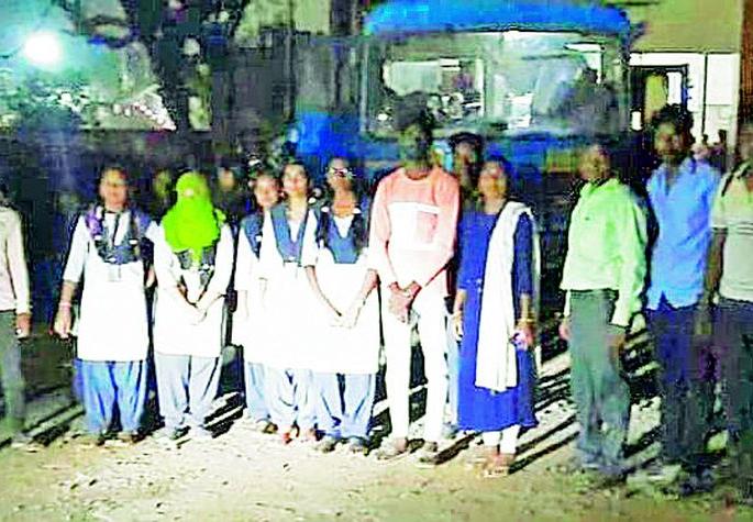 Students were stuck in Sironcha till night | विद्यार्थी रात्रीपर्यंत अडकले सिरोंचात Students were stuck in Sironcha till night | विद्यार्थी रात्रीपर्यंत अडकले सिरोंचात