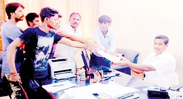 Give placements to other places for deleted stores | हटविलेल्या दुकानांसाठी दुसºया ठिकाणी गाळे द्या Give placements to other places for deleted stores | हटविलेल्या दुकानांसाठी दुसºया ठिकाणी गाळे द्या