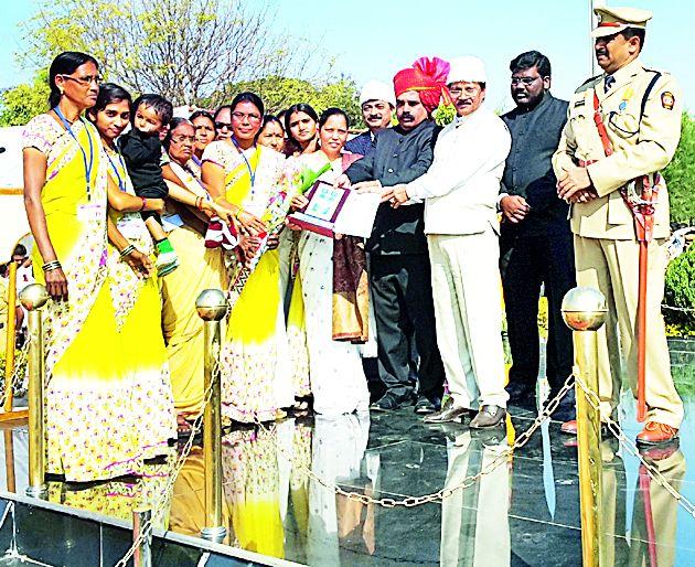 Felicitate the best working people | उत्कृष्ट कार्य करणाऱ्या व्यक्तींचा सत्कार Felicitate the best working people | उत्कृष्ट कार्य करणाऱ्या व्यक्तींचा सत्कार