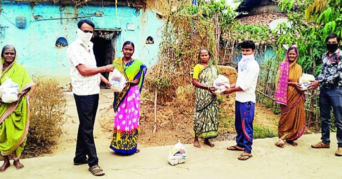 Sarasawali Yashoda and Udan Sanstha to help the destitute | निराधारांच्या मदतीसाठी सरसावली यशोदा व उडान संस्था