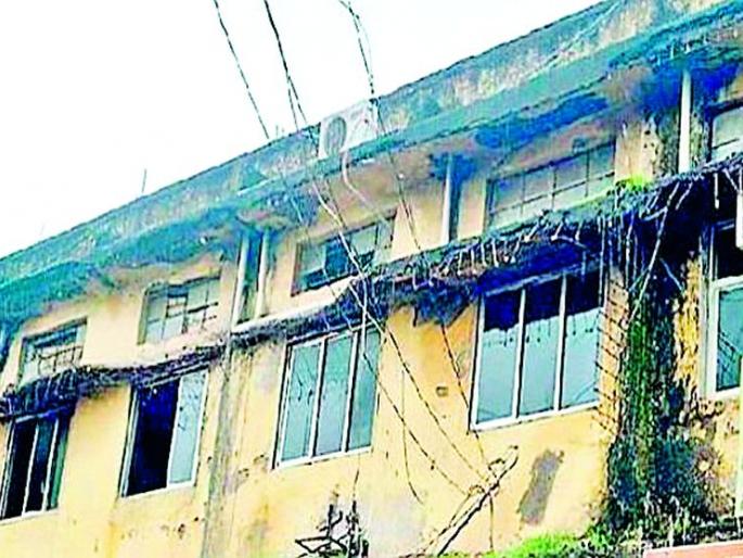 Grampanchayat's management from a dilapidated building | जीर्ण इमारतीतून ग्रामपंचायतीचा कारभार Grampanchayat's management from a dilapidated building | जीर्ण इमारतीतून ग्रामपंचायतीचा कारभार