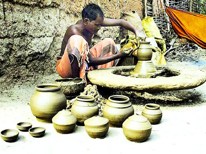 Traditional business hazard | पारंपरिक व्यवसाय धोक्यात Traditional business hazard | पारंपरिक व्यवसाय धोक्यात