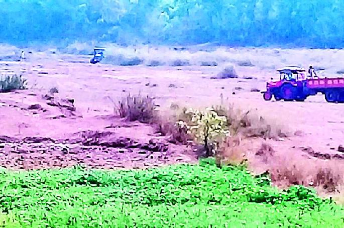 Thousands of 300 brass sands | ३०० ब्रास रेतीचा केला साठा