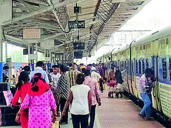 Express trains on the tracks, but waiting for the passenger | एक्स्प्रेस गाड्या रुळावर, मात्र पॅसेंजरची प्रतीक्षा Express trains on the tracks, but waiting for the passenger | एक्स्प्रेस गाड्या रुळावर, मात्र पॅसेंजरची प्रतीक्षा