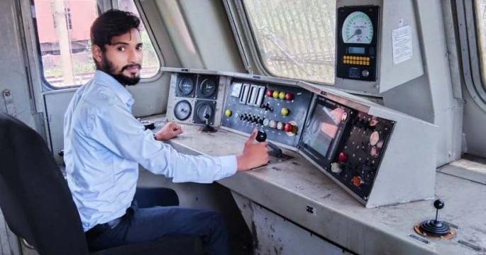 The steering wheel of the railway came into the hands of a young man who was once a mercenary | जिंकलंस भावा! एकेकाळी मोलमजुरी करणाऱ्या युवकाच्या हाती आले रेल्वेचे स्टेयरिंग The steering wheel of the railway came into the hands of a young man who was once a mercenary | जिंकलंस भावा! एकेकाळी मोलमजुरी करणाऱ्या युवकाच्या हाती आले रेल्वेचे स्टेयरिंग