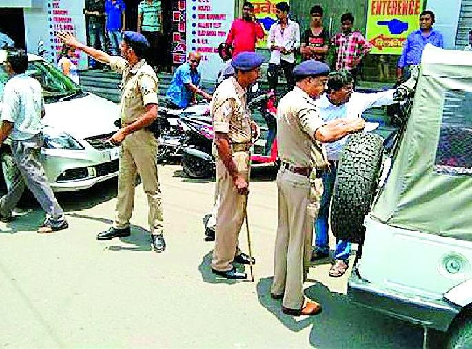 Action on 22 Dangerous Vehicles on the Road | रस्त्यावरील २२ धोकादायक वाहनांवर कारवाई Action on 22 Dangerous Vehicles on the Road | रस्त्यावरील २२ धोकादायक वाहनांवर कारवाई