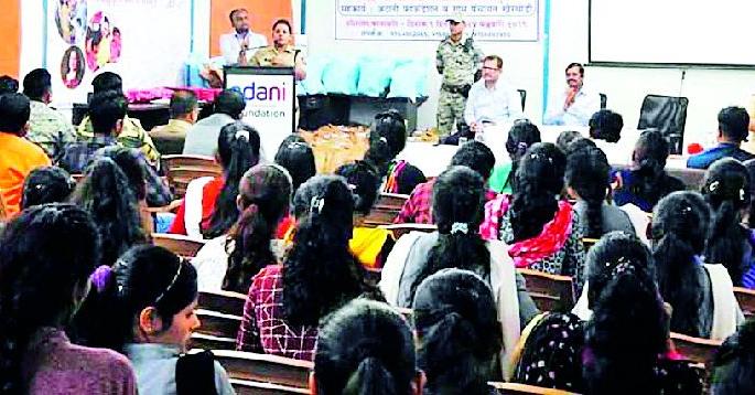 Youth should not limit themselves | युवकांनी स्वत:ला मर्यादित ठेवू नये