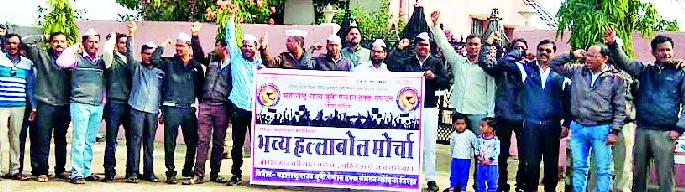 Attack the Guardian's house for an old pension | जुनी पेन्शनसाठी पालकमंत्र्यांच्या घरावर हल्लाबोल Attack the Guardian's house for an old pension | जुनी पेन्शनसाठी पालकमंत्र्यांच्या घरावर हल्लाबोल