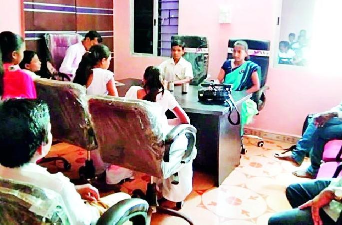 Village stewardess on school students | शालेय विद्यार्थ्यांवर गावाच्या कारभाराची धुरा