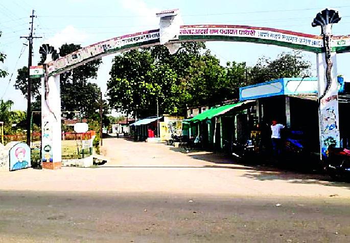 The problem of irrigation is to be removed from the village | गाव झाले आदर्श आता दूर व्हावी सिंचनाची समस्या The problem of irrigation is to be removed from the village | गाव झाले आदर्श आता दूर व्हावी सिंचनाची समस्या