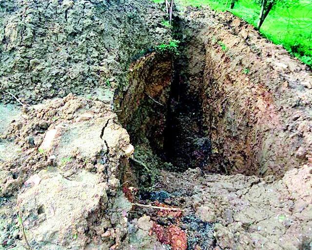 Pipe chop without taking permission | परवानगी न घेता पाईप तोडणे भोवले Pipe chop without taking permission | परवानगी न घेता पाईप तोडणे भोवले