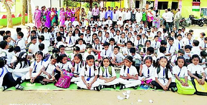 Locked lock to school for teacher's demand | शिक्षकाच्या मागणीसाठी शाळेला ठोकले कुलूप Locked lock to school for teacher's demand | शिक्षकाच्या मागणीसाठी शाळेला ठोकले कुलूप