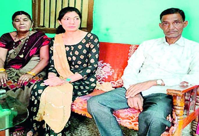 The daughter of a tea vendor became a police sub-inspector | चहा विक्रेत्याची मुलगी झाली पोलीस उपनिरीक्षक The daughter of a tea vendor became a police sub-inspector | चहा विक्रेत्याची मुलगी झाली पोलीस उपनिरीक्षक