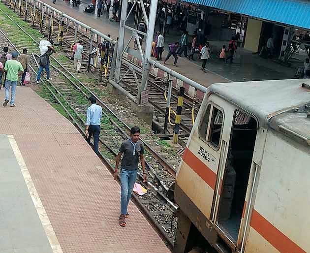 The fierce heroes of the crossing of T.C. | टॅÑक ओलांडण्याचा जीवघेणा पराक्रम
