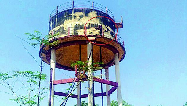 'Veurugi' on the water tank | पाण्याच्या टाकीवर ‘वीरुगिरी’ 'Veurugi' on the water tank | पाण्याच्या टाकीवर ‘वीरुगिरी’