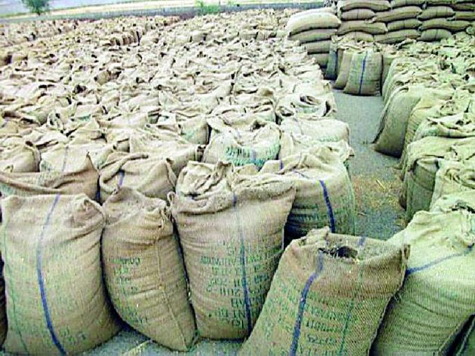 Fiscal exploitation of farmers due to barbeconds failed | बारदान्याअभावी शेतकऱ्यांची आर्थिक पिळवणूक Fiscal exploitation of farmers due to barbeconds failed | बारदान्याअभावी शेतकऱ्यांची आर्थिक पिळवणूक