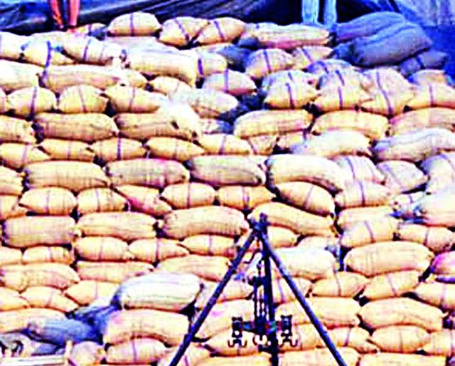 Sales of merchandise in the name of a farmer | शेतकऱ्याच्या नावावर व्यापाऱ्याच्या धानाची विक्री