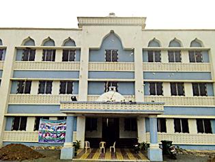 Students do not even get a meal | विद्यार्थ्यांना धड जेवणही मिळेना Students do not even get a meal | विद्यार्थ्यांना धड जेवणही मिळेना