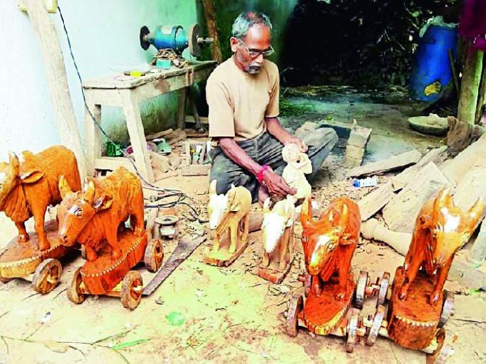 Wood is getting support from art | काष्ठ कलेतून मिळतोय जिवनाला आधार