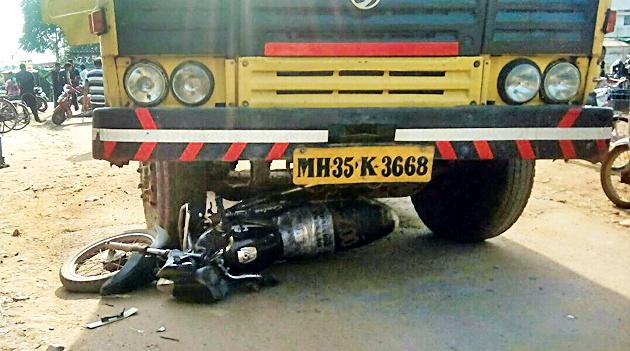 Tipper's death killed one person on the spot | टिप्परच्या धडकेत एक जण जागीच ठार Tipper's death killed one person on the spot | टिप्परच्या धडकेत एक जण जागीच ठार