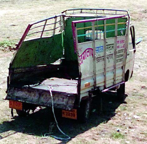 The rush to the pickup truck | भरधाव ट्रकची पिकअपला धडक The rush to the pickup truck | भरधाव ट्रकची पिकअपला धडक