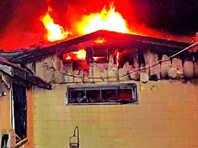 Two brothers who burn their father's house | वडिलांचे घर जाळणारे दोन भाऊ गजाआड Two brothers who burn their father's house | वडिलांचे घर जाळणारे दोन भाऊ गजाआड
