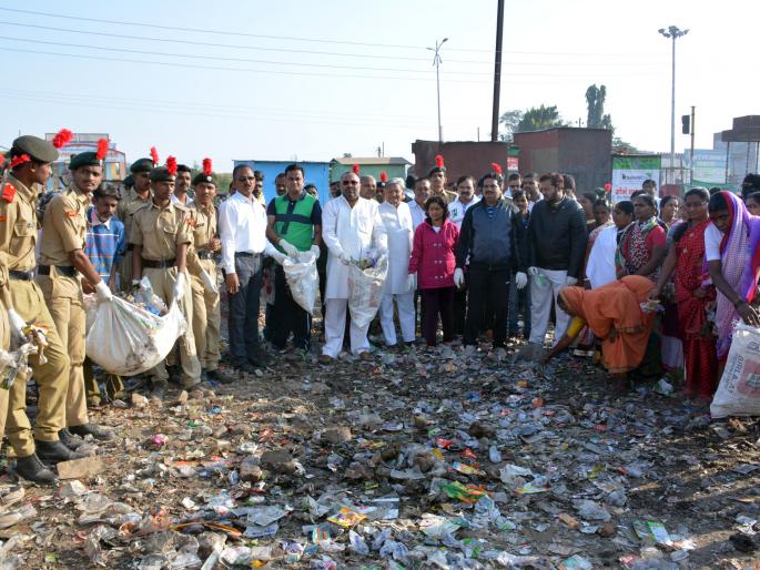720 bags of plastic deposits in the city | शहरात ७२० पोती प्लास्टिक जमा 720 bags of plastic deposits in the city | शहरात ७२० पोती प्लास्टिक जमा