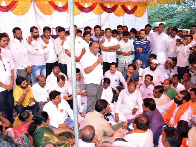 After the assurances, the MLA's fasting | आश्वासनानंतर सुटले आमदारांचे उपोषण After the assurances, the MLA's fasting | आश्वासनानंतर सुटले आमदारांचे उपोषण