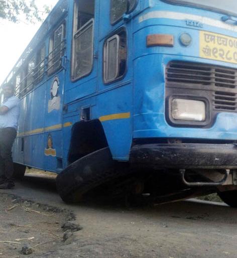  ST walk wheels; Woe is avoided | एसटीचे चाक निखळले; अनर्थ टळला