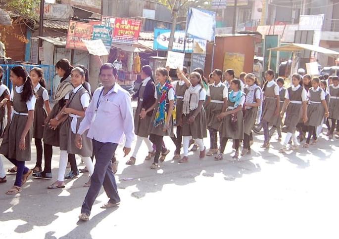 Jijamate's students polled voter turnout round | जिजामातेच्या विद्यार्थिनींनी काढली मतदान जनजागृती फेरी Jijamate's students polled voter turnout round | जिजामातेच्या विद्यार्थिनींनी काढली मतदान जनजागृती फेरी