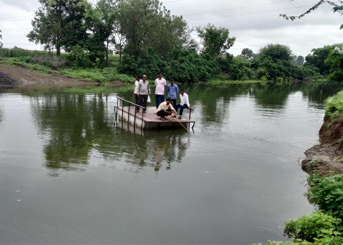Boat base for farmers to cross the river | शेतकऱ्यांना नदीपात्र ओलांडण्यासाठी होडीचा आधार