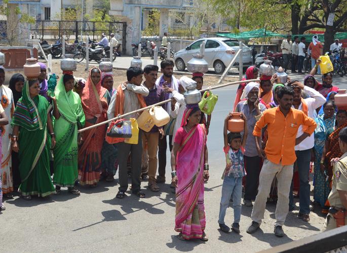 Angry people's handmade ... | संतप्त नागरिकांचा हंडामोर्चा... Angry people's handmade ... | संतप्त नागरिकांचा हंडामोर्चा...