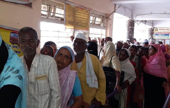 Seniority for 'smart card' | ‘स्मार्ट कार्ड’साठी ज्येष्ठांची परवड Seniority for 'smart card' | ‘स्मार्ट कार्ड’साठी ज्येष्ठांची परवड