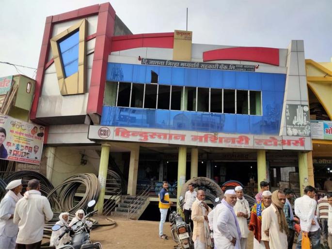 Attempts to break the vault of Jalna district central bank | जालना जिल्हा मध्यवर्ती बँकेची तिजोरी फोडण्याचा प्रयत्न Attempts to break the vault of Jalna district central bank | जालना जिल्हा मध्यवर्ती बँकेची तिजोरी फोडण्याचा प्रयत्न