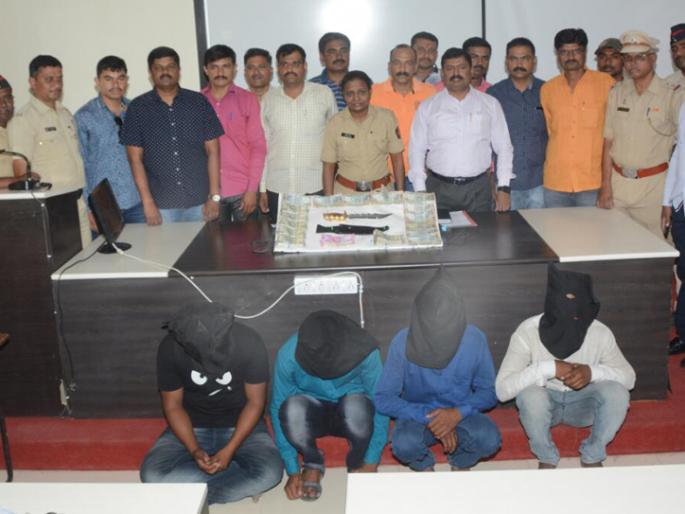 Four suspected arrested in case of robbery | लूट प्रकरणी चार संशयित जेरबंद