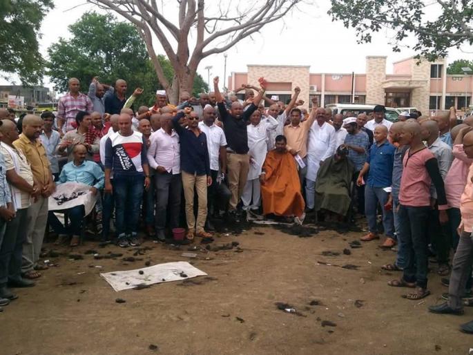 Over 750 youths shave their heads | तब्बल ७५० युवकांचे मुंडण Over 750 youths shave their heads | तब्बल ७५० युवकांचे मुंडण