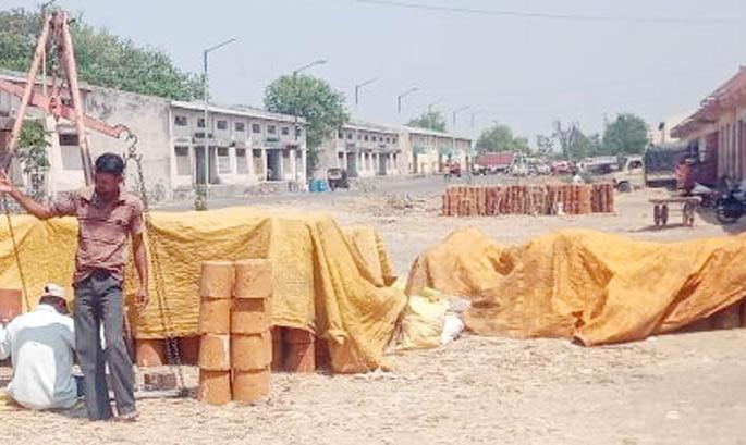 Hot temperature roasted jaggery ..! | जालन्यात उन्हात पघळतोय गूळ..! Hot temperature roasted jaggery ..! | जालन्यात उन्हात पघळतोय गूळ..!
