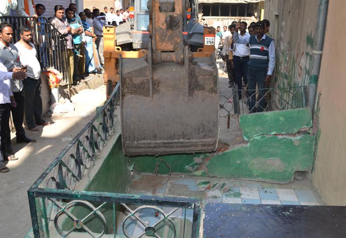 Start of deletion of encroachment of religious places | धार्मिक स्थळांचे अतिक्रमण हटविण्यास सुरुवात Start of deletion of encroachment of religious places | धार्मिक स्थळांचे अतिक्रमण हटविण्यास सुरुवात