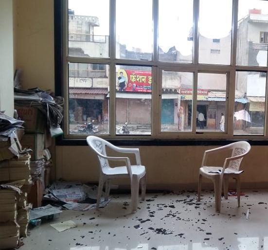 The office of Narayan Kuche demolished in Badnapur | बदनापुरात नारायण कुचे यांचे कार्यालय फोडले