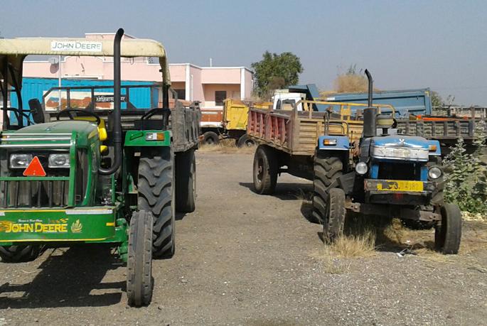 Sand smuggling tractors caught | वाळू तस्करी करणारे पाच ट्रॅक्टर पकडले Sand smuggling tractors caught | वाळू तस्करी करणारे पाच ट्रॅक्टर पकडले