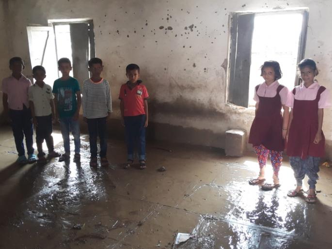 Jui River floods; Water in squares | जुई नदीला पूर; वर्गखोल्यांमध्ये पाणी