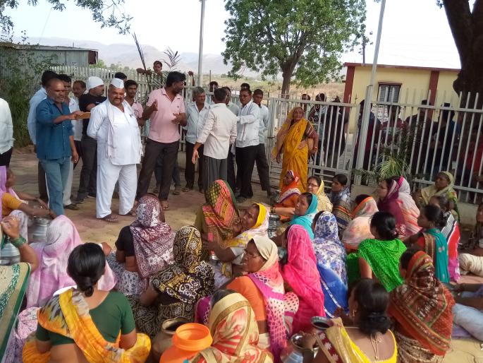 Handa Morcha of Angry Women on Zoran Gram Panchayat | जोरण ग्रामपंचायतीवर संतप्त महिलांचा हंडा मोर्चा