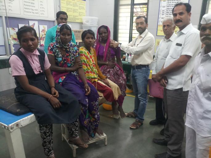 Peacock van recovered, 25 injured seriously | पीकअप व्हॅन उलटून २५ शेतमजूर जखमी  Peacock van recovered, 25 injured seriously | पीकअप व्हॅन उलटून २५ शेतमजूर जखमी