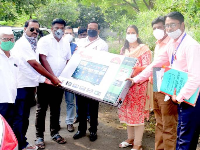 Provide smart TV through public participation | लोकसहभागातून शाळेला स्मार्ट टीव्ही प्रदान Provide smart TV through public participation | लोकसहभागातून शाळेला स्मार्ट टीव्ही प्रदान