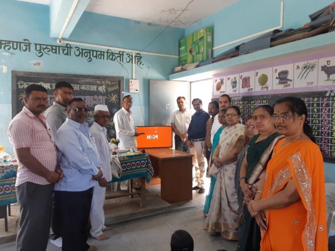 Visit to the School of Zilla Parishad for various school items | जिल्हा परिषद शाळेला विविध शालेय उपयोगी वस्तू भेट  Visit to the School of Zilla Parishad for various school items | जिल्हा परिषद शाळेला विविध शालेय उपयोगी वस्तू भेट