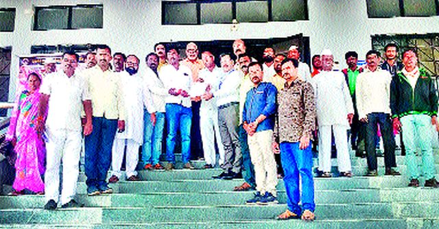 Demand for a sevenfold whip | सातबारा कोरा करण्याची मागणी